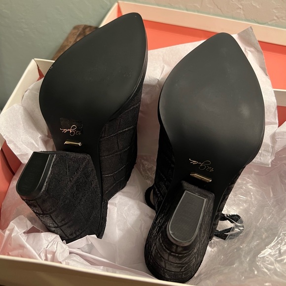 Kim Pointed Toe Slingback Pump
42 GOLD - Picture 9 of 9